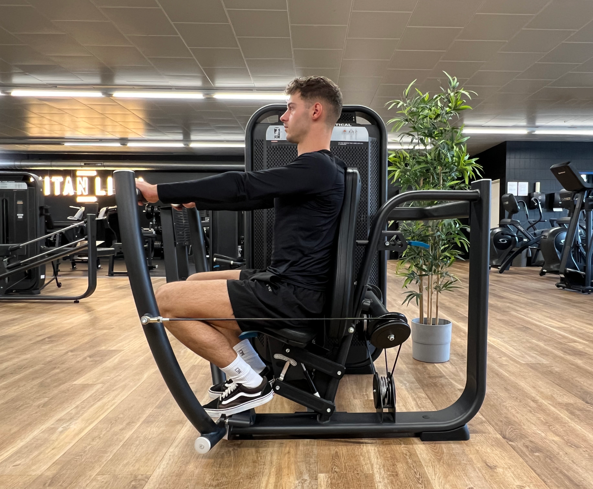 Demo - TITAN LIFE PRO Fusion Chest Press